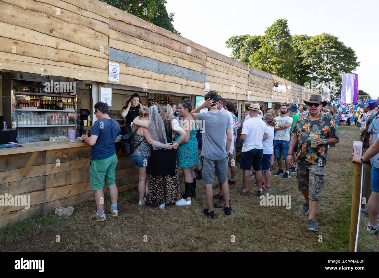 Latitude Festival bar; Menschen kaufen Drink in einer der vielen Bars, Suffolk Latitude Festival, Suffolk, Großbritannien 2019 Stockfoto