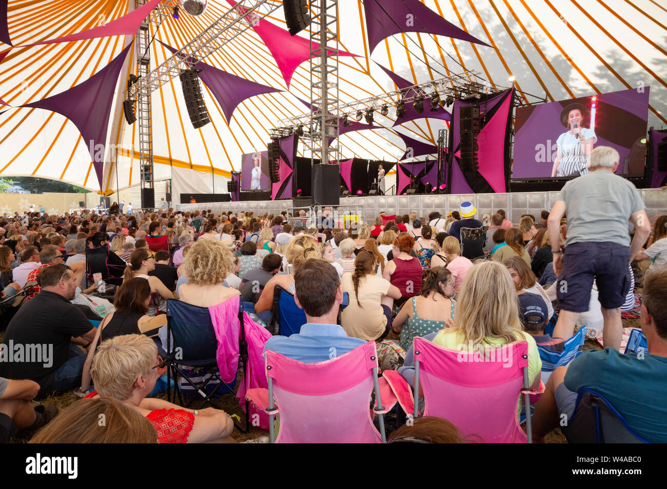Latitude Festival Suffolk, Comedy Arena; Massen beobachten Schauspieler Felicity Ward auf der Bühne, Suffolk Latitude UK 2019 Stockfoto