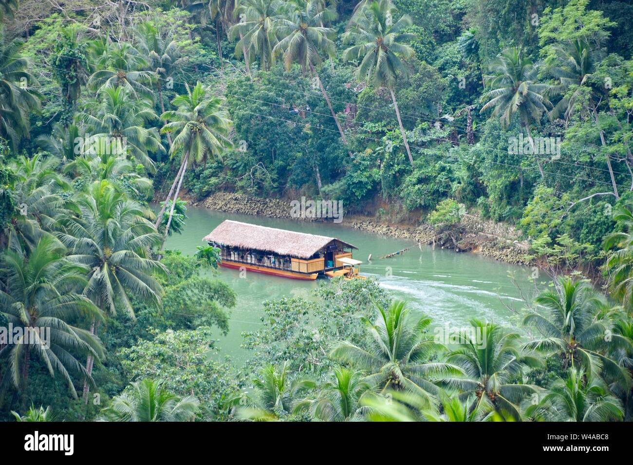 Holz- philippinische Speisen Boot durch Loboc River in Insel Bohol, Philippinen. Stockfoto