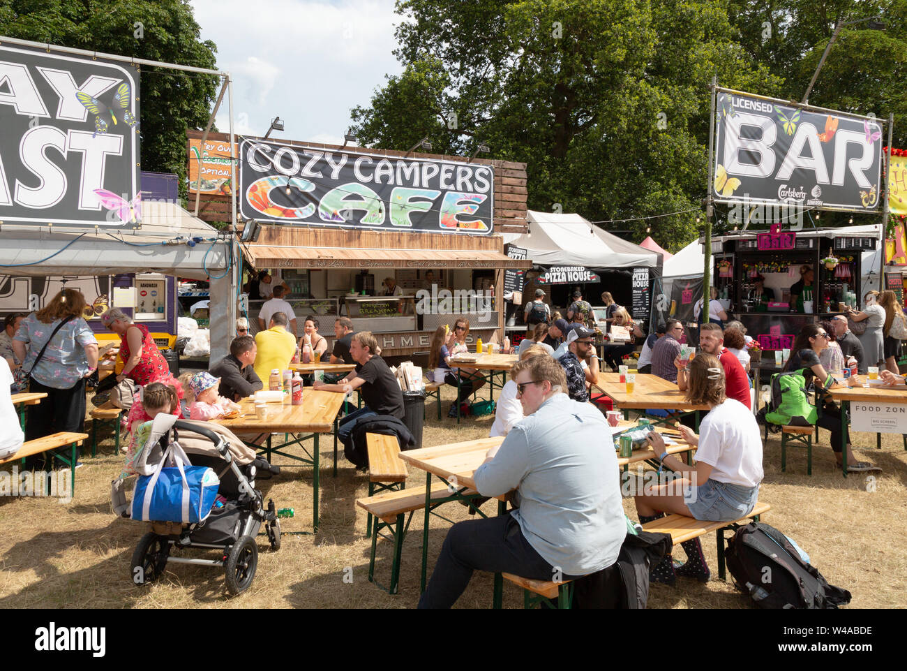 Latitude Festival Suffolk UK-Leute, die Essen von Cafés, Suffolk Latitude, East Anglia UK 2019 Stockfoto