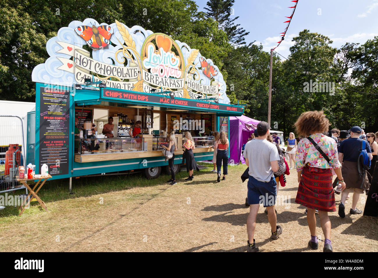 Latitude Festival Suffolk UK-Leute, die Essen von Garküchen, Suffolk Latitude, East Anglia UK 2019 Stockfoto