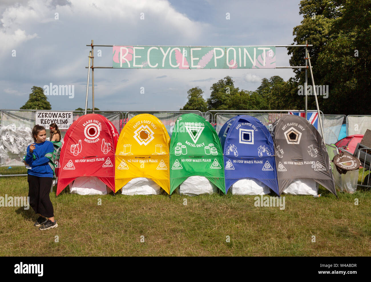 Recycling UK; Latitude Festival recyceln, mit mehreren recycling Bins, Suffolk Latitude, Suffolk, Großbritannien 2019 Stockfoto