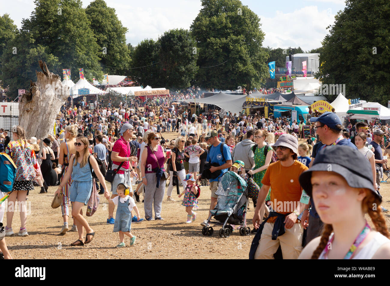 Festival Crowd UK; Latitude Festival Suffolk UK - überfüllte Szene mit Menschenmassen beim Musikfestival, Suffolk Latitude UK 2019 Stockfoto