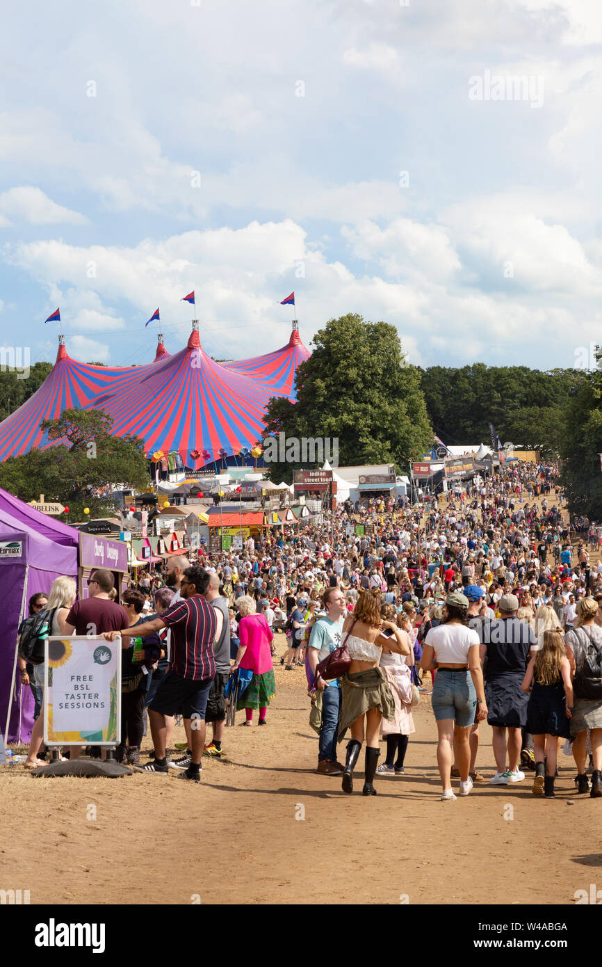 Latitude Festival Suffolk UK - allgemeine Szene der Menschenmenge beim Breitengrad Music Festival, Arena; Latitude Suffolk UK 2019 Stockfoto