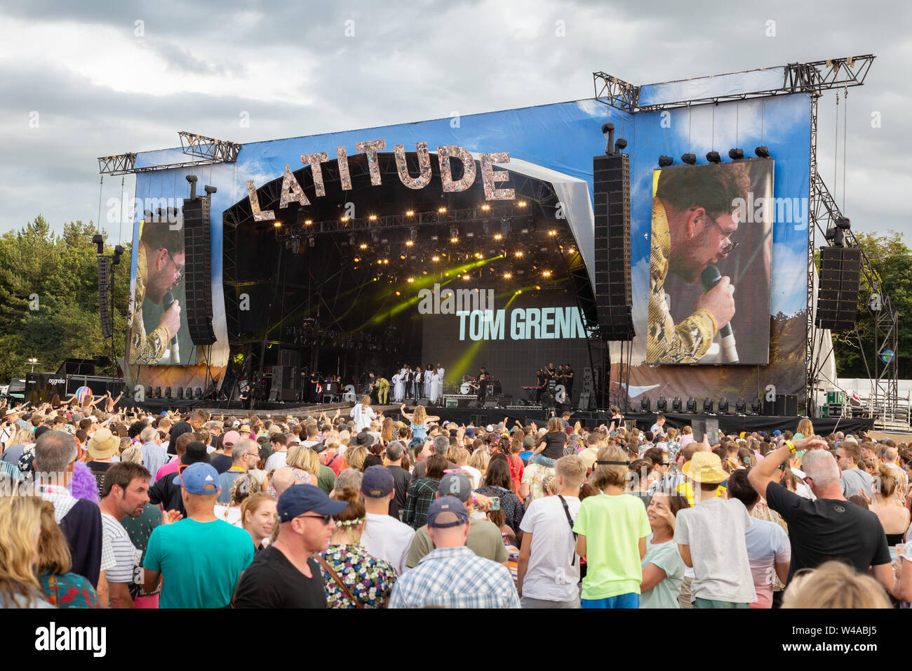 Latitude Festival Suffolk UK-Tom Grennan auf der Hauptbühne, Obelisk Arena vor einer großen Menschenmenge; Latitude Festival, Suffolk, Großbritannien 2019 Stockfoto