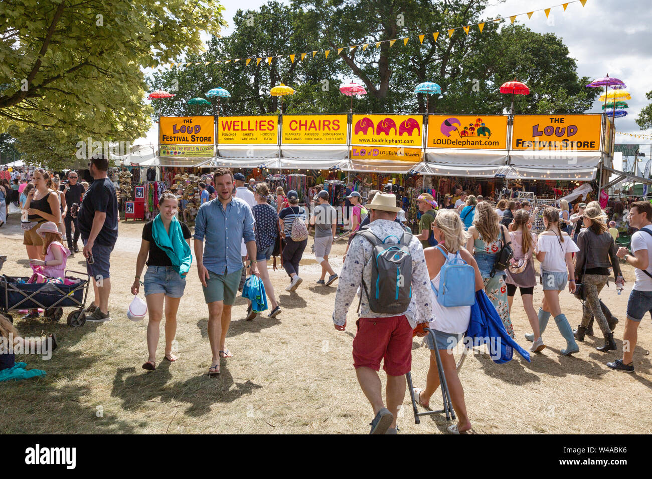 Latitude Festival Szene - Menschen zu Fuß vorbei an Geschäften und Ständen, Suffolk Latitude Festival, Suffolk, Großbritannien 2019 Stockfoto