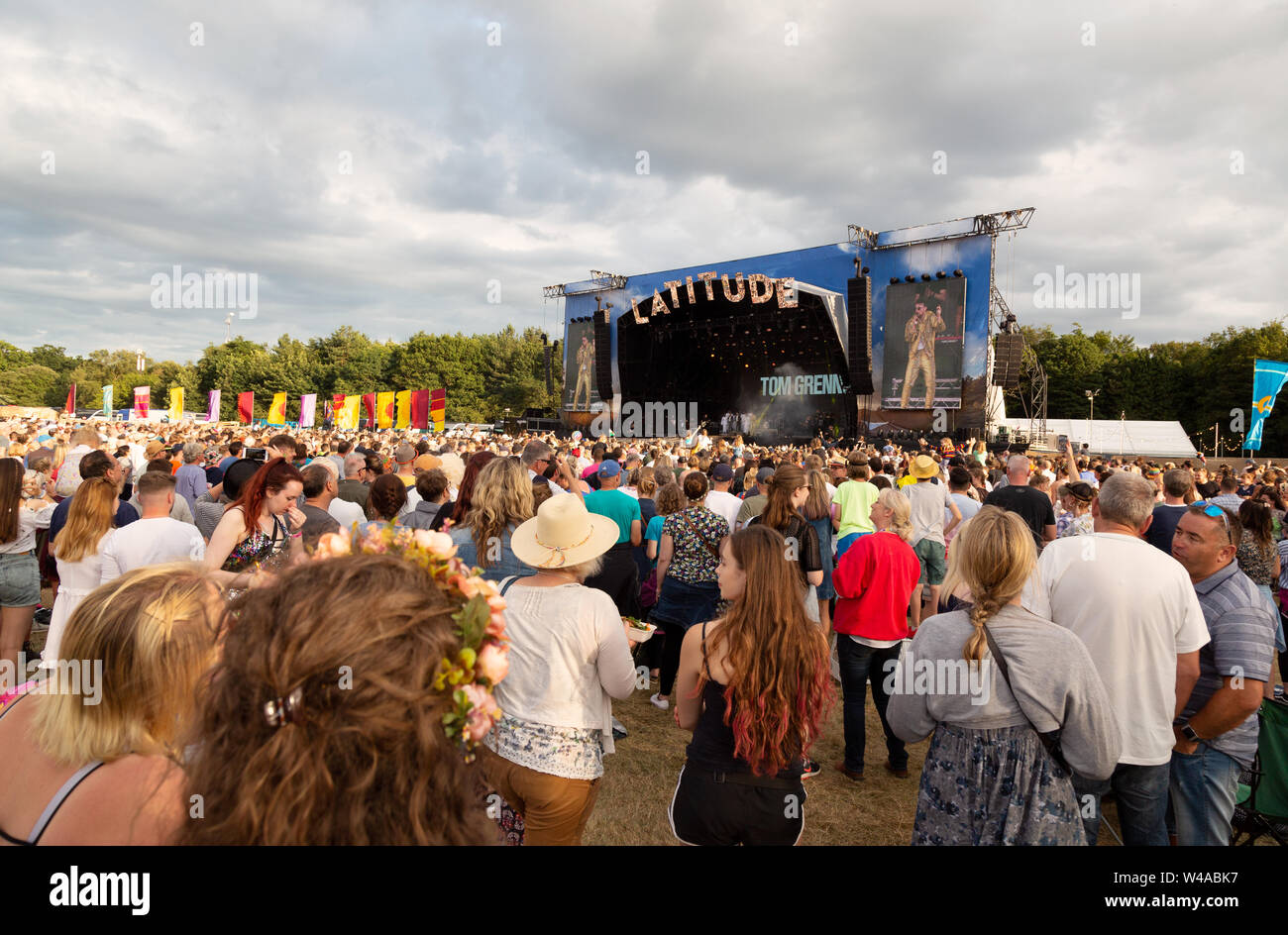 Latitude Festival Suffolk UK-Tom Grennan durchführen auf der Hauptbühne, Obelisk Arena withf Eine große Volksmenge; Latitude Festival, Suffolk, Großbritannien 2019 Stockfoto