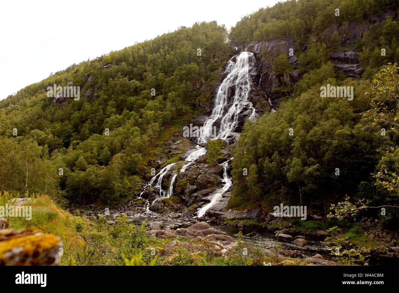 Ryfylke Wasserfall bei Svandalsfossen in Norwegen, mächtigen Wasserfall in den norwegischen Bergen. Nationale touristische Ryfylke Route. Stockfoto