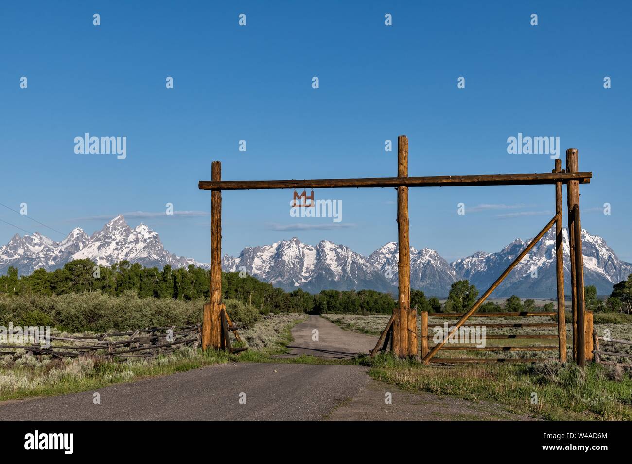 Mount Moran und die Grand Teton Berge am Eingangstor zum Elch Kopf Ranch im Grand Teton National Park in Moran, Wyoming. Stockfoto