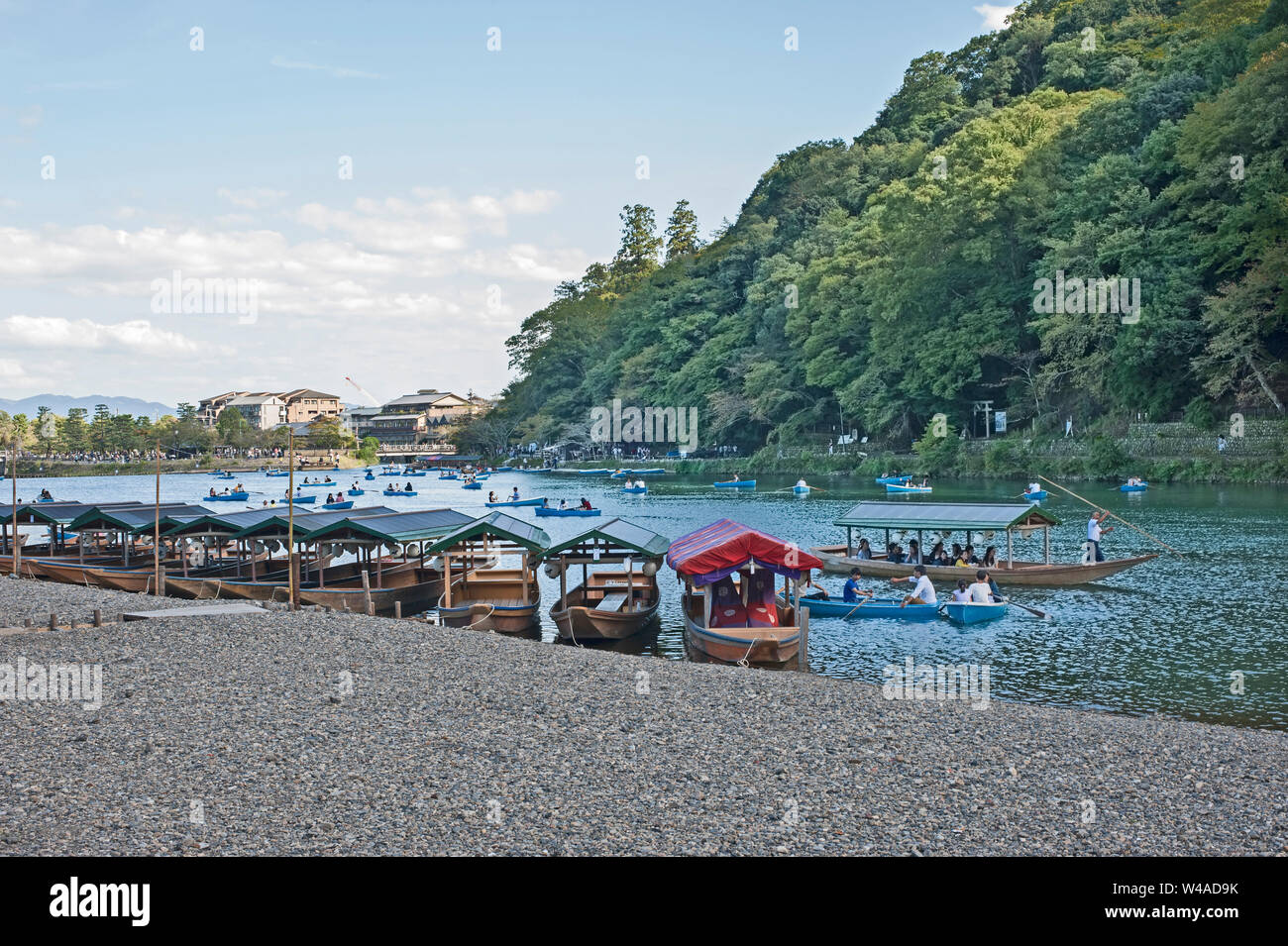 Boote auf dem Fluss Katsura über dem Mond Crossing Bridge, (Togetsukyo) im Hintergrund, Arashiyama, Japan Stockfoto