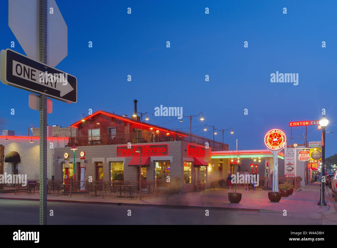 Nachtszene in Williams, Arizona; auch bekannt als Tor zum Grand Canyon National Park. Stockfoto