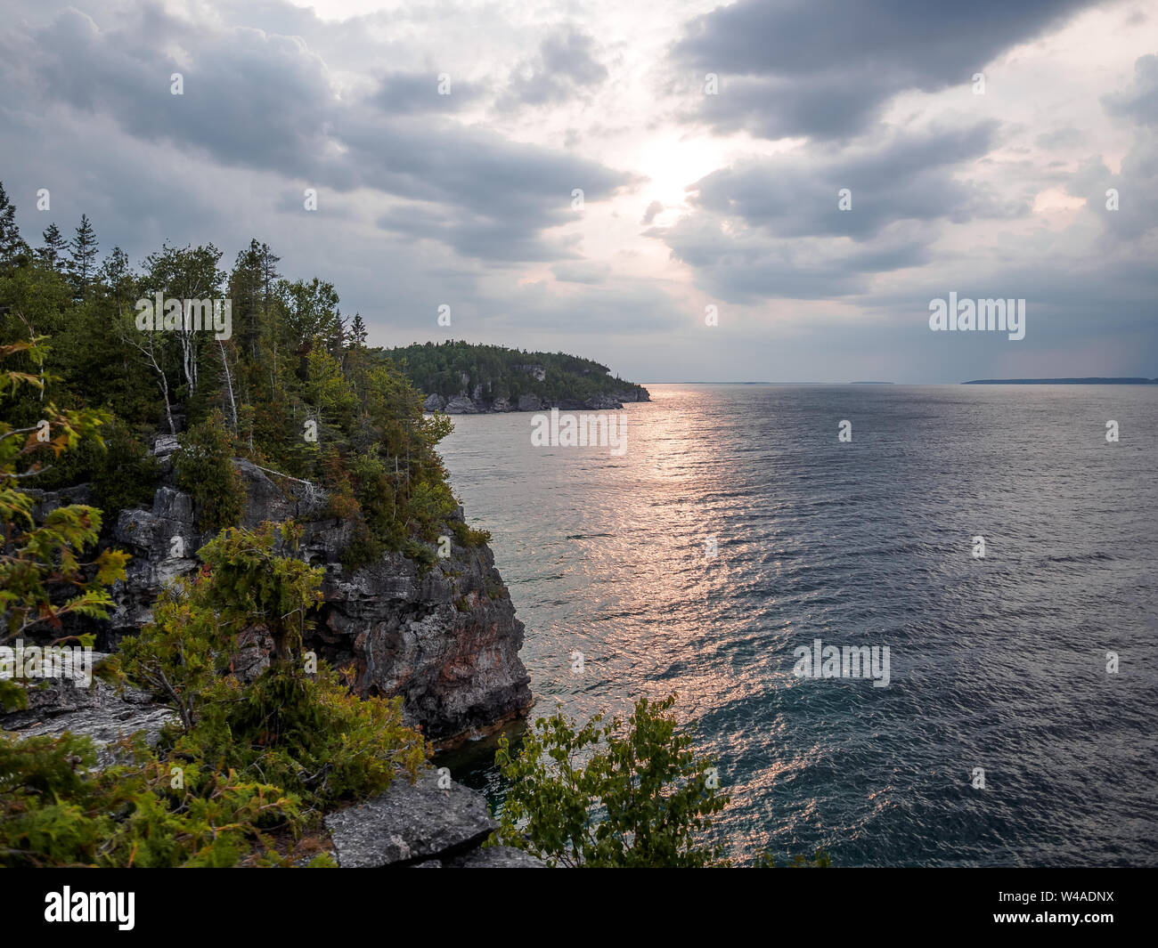 Die Grotte, Bruce Peninsula Park in der Nähe von Tobermory, Ontario, Kanada im Sommer Stockfoto Die Grotte, Bruce Peninsula Park in der Nähe von Tobermory, Ontario, Kanada im Sommer Stockfoto
