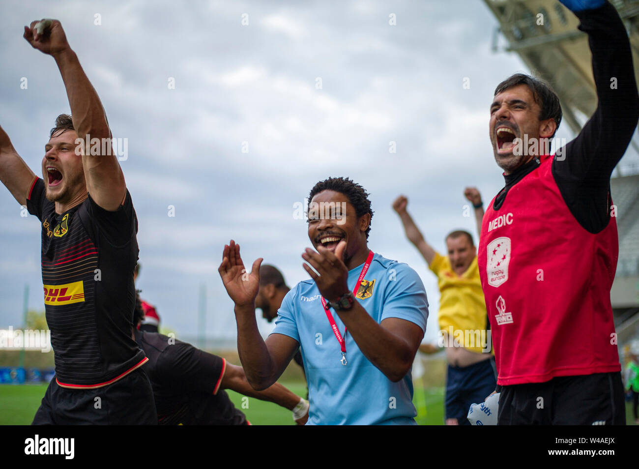 Lodz, Polen. 21. Juli, 2019. Zweites Turnier der Grand Prix Serie im Olympischen Sevener Rugby am 21. Juli 2019 in Lodz. Jubel auf der Deutschen Bank für Trainer Vuyo Zangqa (Mitte), links Phil Szczesny, rechts das Deutsche Team Arzt. Credit: Jürgen Kessler/Kessler-Sportfotografie/dpa/Alamy leben Nachrichten Stockfoto