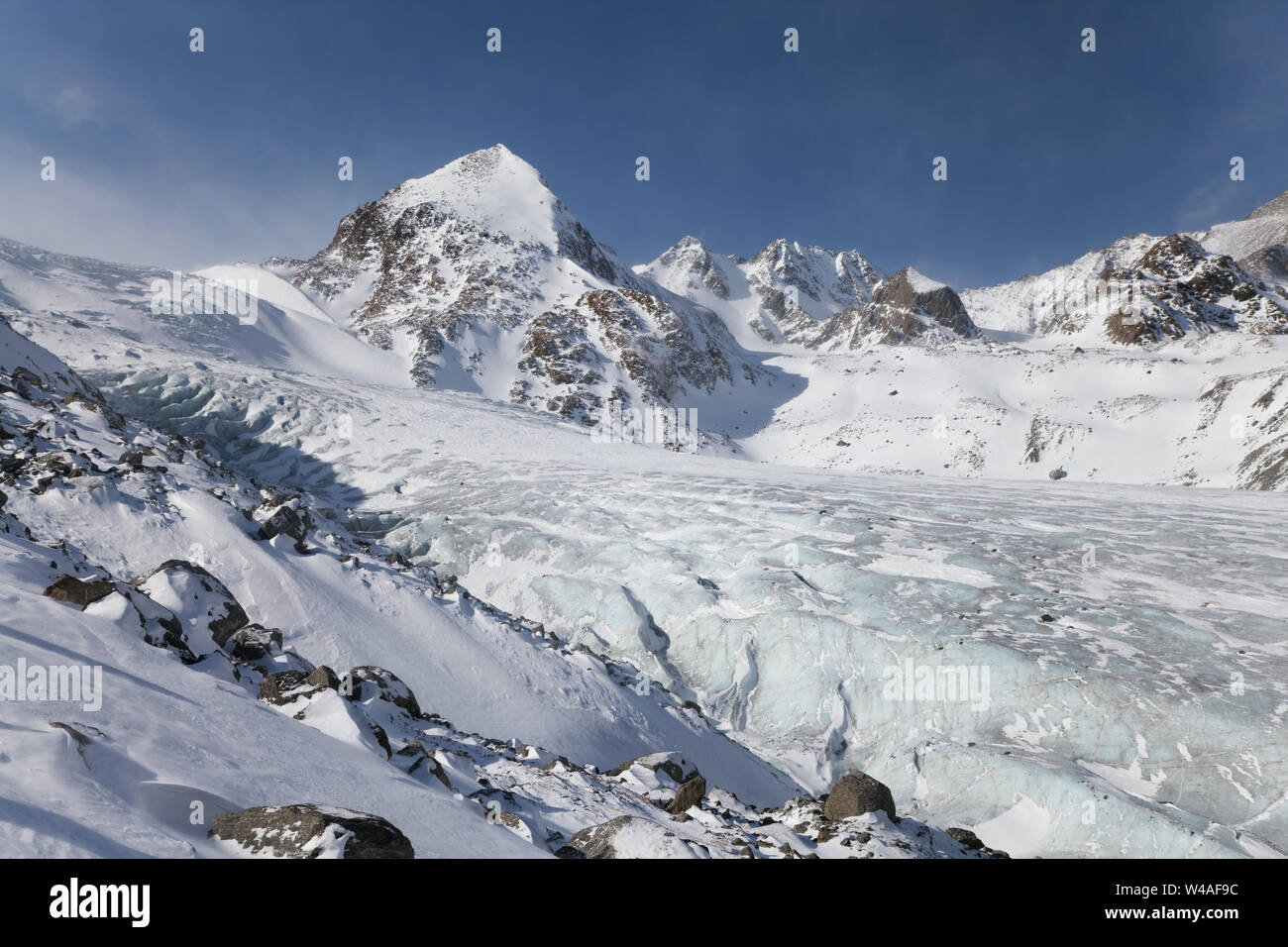 Sophiyskiy Gletscher. Natur Landschaft mit Gipfel und Gletscher. Höhe Altay Berge. Sibirien. Russland. Stockfoto