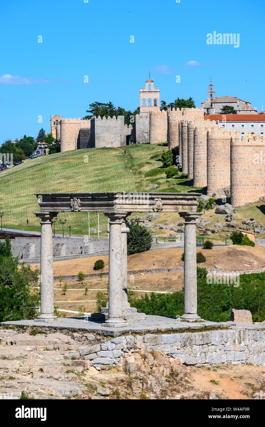 Blick über den mittelalterlichen Mauern von Avila in die Stadt, von der Cuatro Poste Denkmal. Avila, Castilla y Leon, Spanien Stockfoto