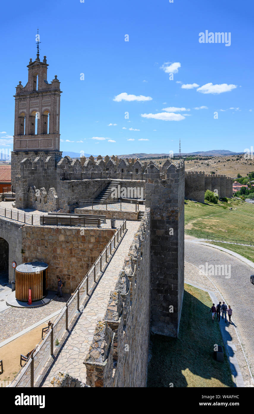 Die medeivil Mauern um die Stadt Avila mit dem Puerta del Carmen und Access Point zu gehen die Wände auf der linken Seite, Castilla y Leon, Spanien Stockfoto