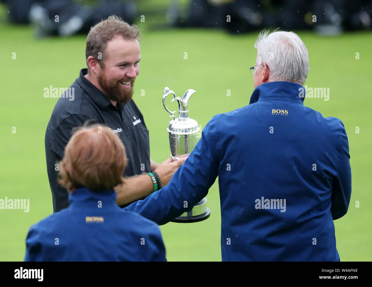 Royal Portrush, Großbritannien. 21. Juli, 2019. Die 148 Open Golf Championship, Royal Portrush, letzte Runde; Shane Lowry (IRE) ist mit den Claret Jug vom Kapitän Royal Portrush Golf Club präsentiert: Aktion Plus Sport Bilder/Alamy leben Nachrichten Stockfoto