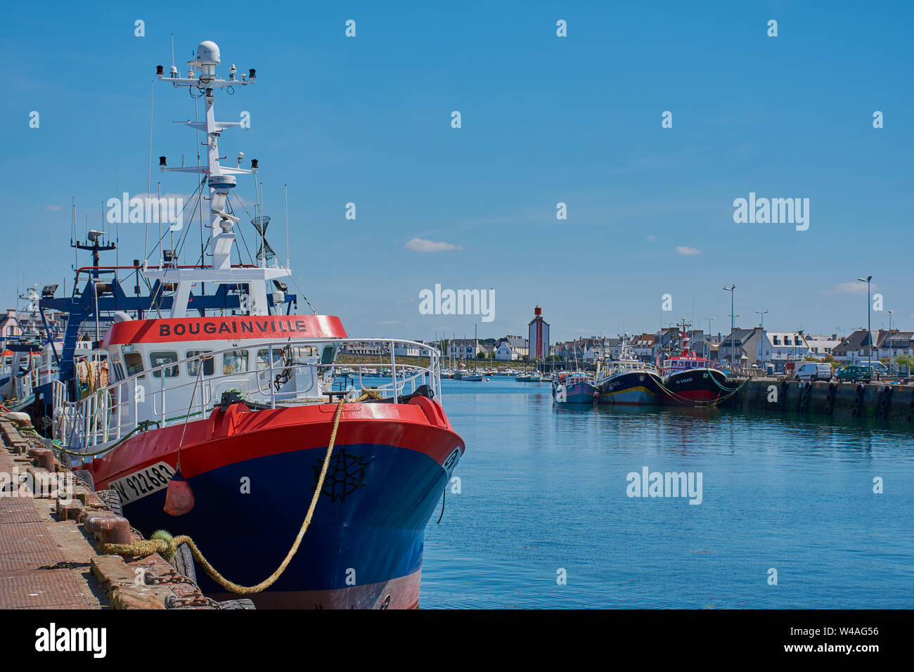 Guilvinec, Bretagne, Frankreich - Juli 08, 2019: Fischerboote im Hafen von Guilvinec. Stockfoto