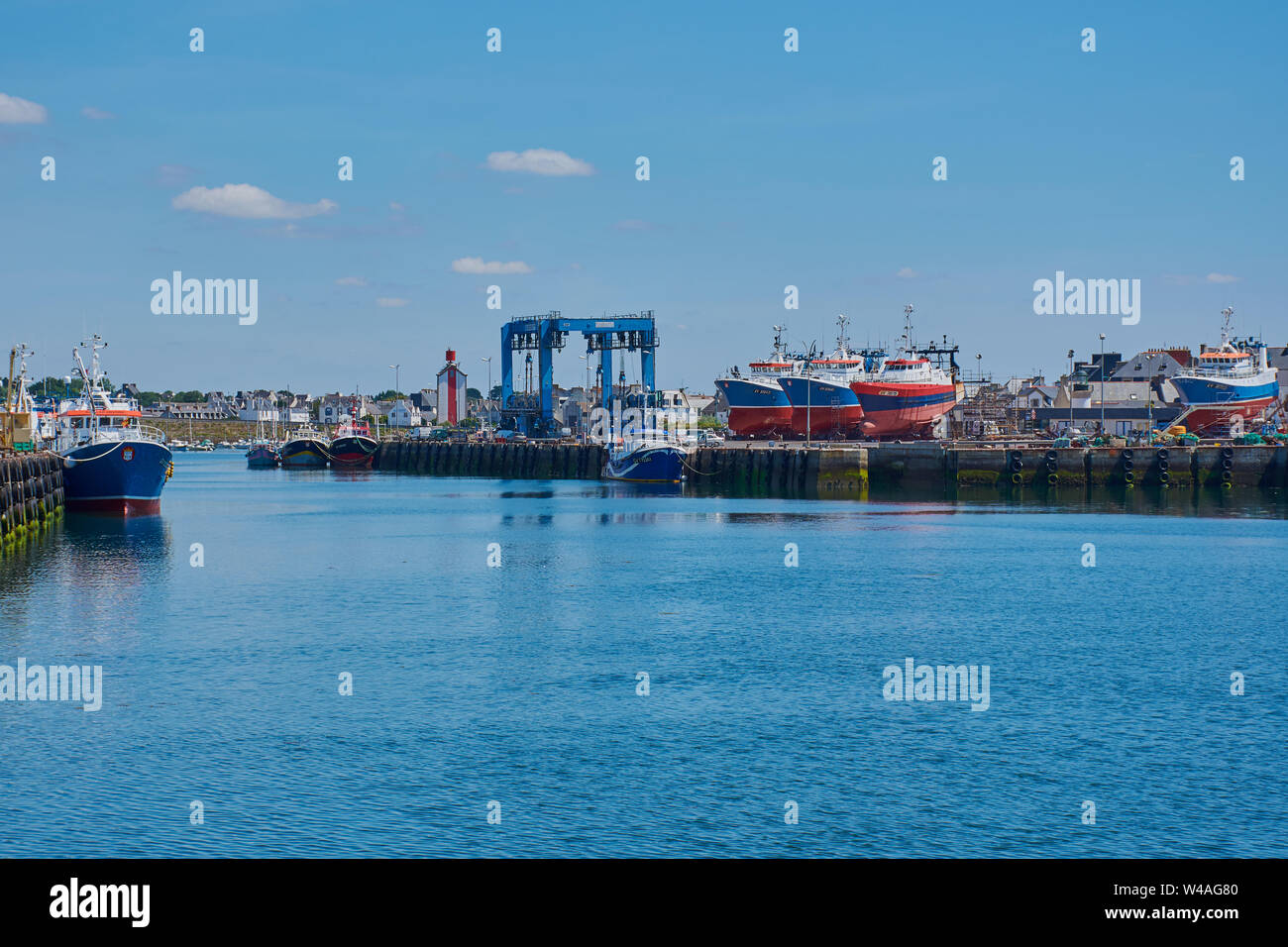 Guilvinec, Bretagne, Frankreich - Juli 08, 2019: Fischerboote im Hafen von Guilvinec Stockfoto