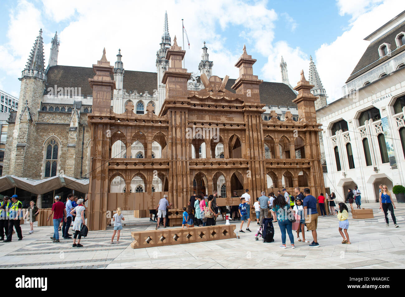 Guildhall Yard, London, UK. 20. Juli 2019. Olivier Grossetête, Freiwillige helfen bis zu 20 m Karton People's Turm errichten, indem Künstler Olivier Grossetête in Guildhall Hof. Credit: Quan Van/Alamy leben Nachrichten Stockfoto