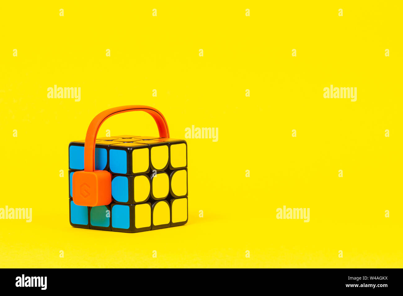 Vilnius, Litauen - 20. Juli 2019: Xiaomi Giiker i3 Pädagogische 6-Achsen Sensor Anerkennung Magic Cube auf gelbem Hintergrund Stockfoto