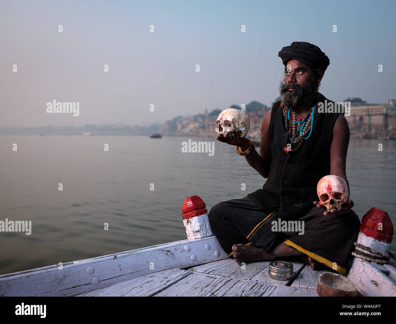 Varanasi, Indien - ca. November 2018: Porträt einer Aghori mit Totenkopf in Varanasi. Die Aghoris sind eine kleine Gruppe von Asketischen Shaiva Sadhus. Sie engag Stockfoto