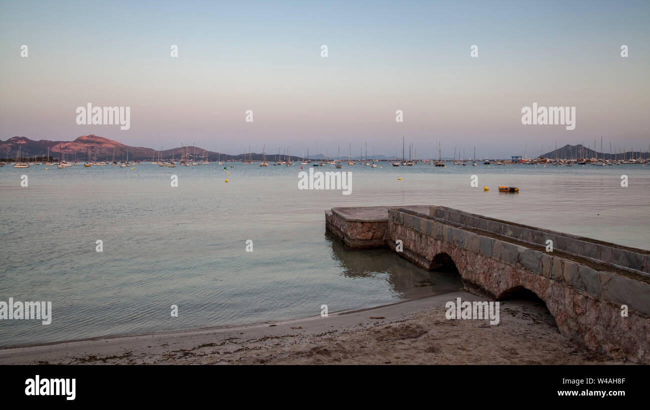 Die Bucht von Port de Pollença auf Mallorca Stockfoto