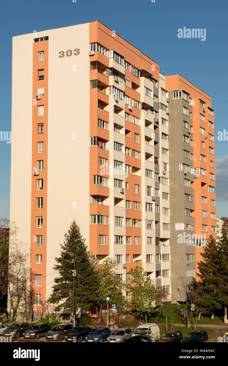 Orange lackierte Fertigbeton-Hochhaus-Wohnblocks aus der kommunistischen Ära in Sofia, Bulgarien, Osteuropa, Balkan, EU Stockfoto