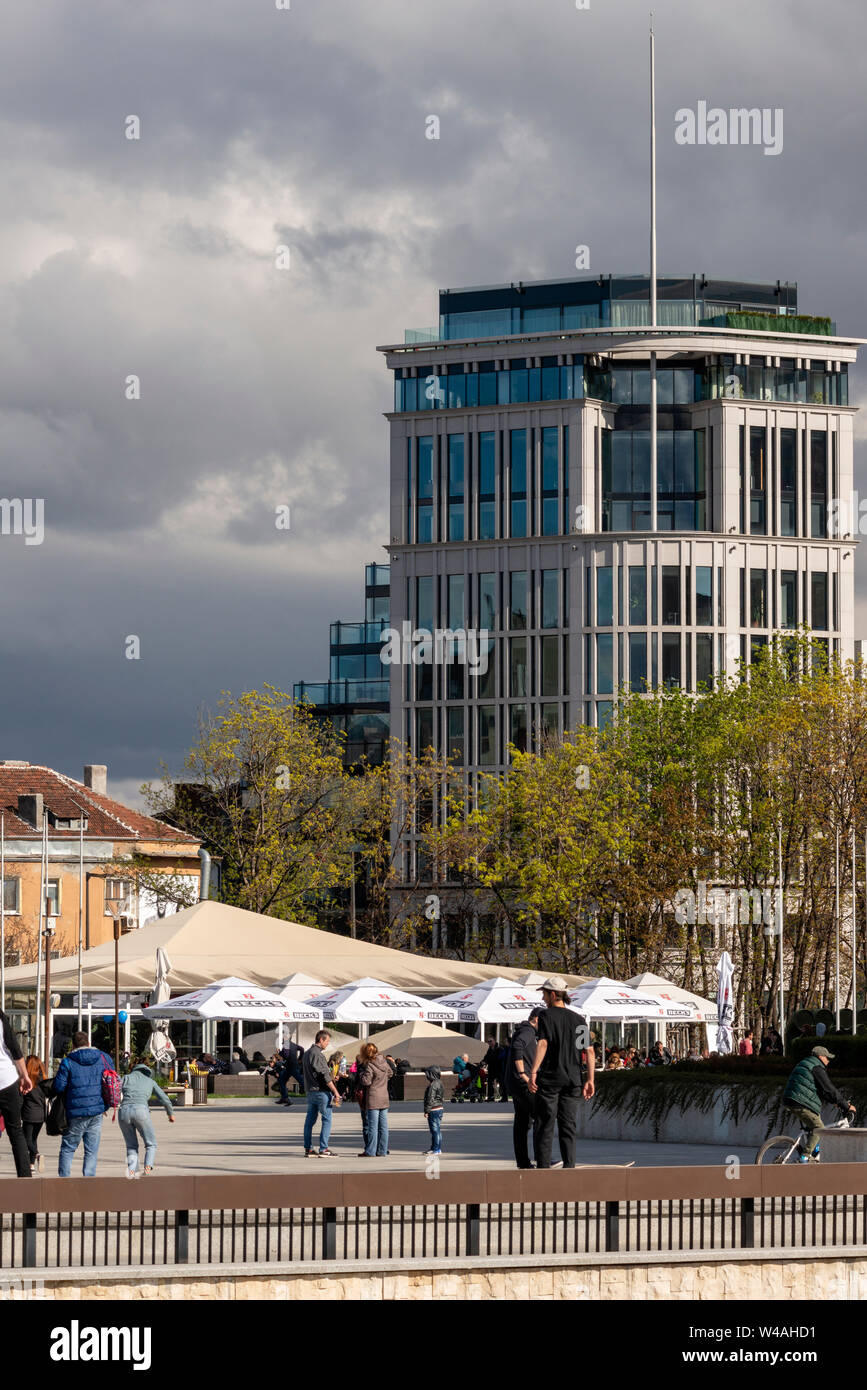 Sofia Bulgarien: Städtische Szene mit Menschen, die das schöne Wetter in der Innenstadt von Sofia und im Bürogebäude Needle, Osteuropa, Balkan, EU genießen Stockfoto