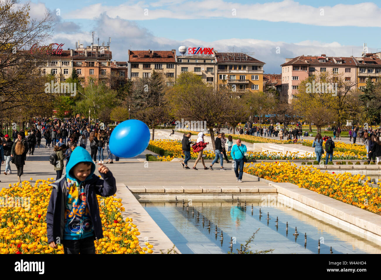 Sofia Bulgarien Menschen genießen den sonnigen Frühjahrstag und wandern im Park mit gelben Tulpen in der Innenstadt, Osteuropa, Balkan, EU Stockfoto