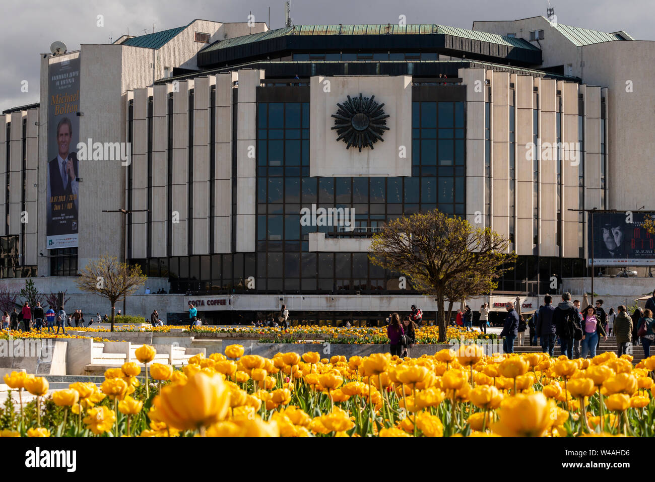 Nationaler Kulturpalast oder NDK und gelbe Tulpen in Sofia, Bulgarien, Osteuropa, Balkan, EU Stockfoto