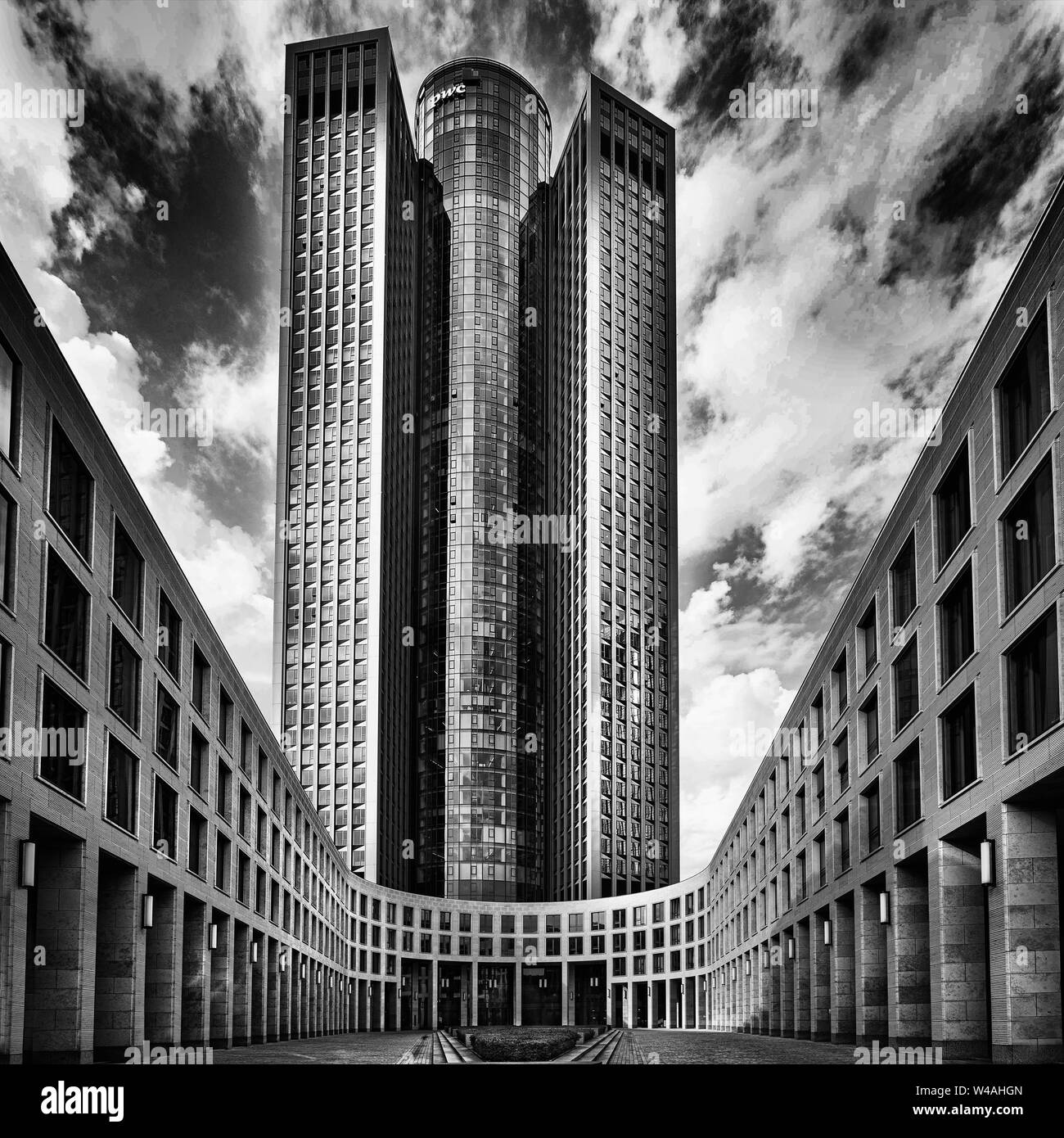 Frankfurt am Main, Juli 2019. Ein Blick auf die modernen Wolkenkratzer im Zentrum der Stadt Stockfoto