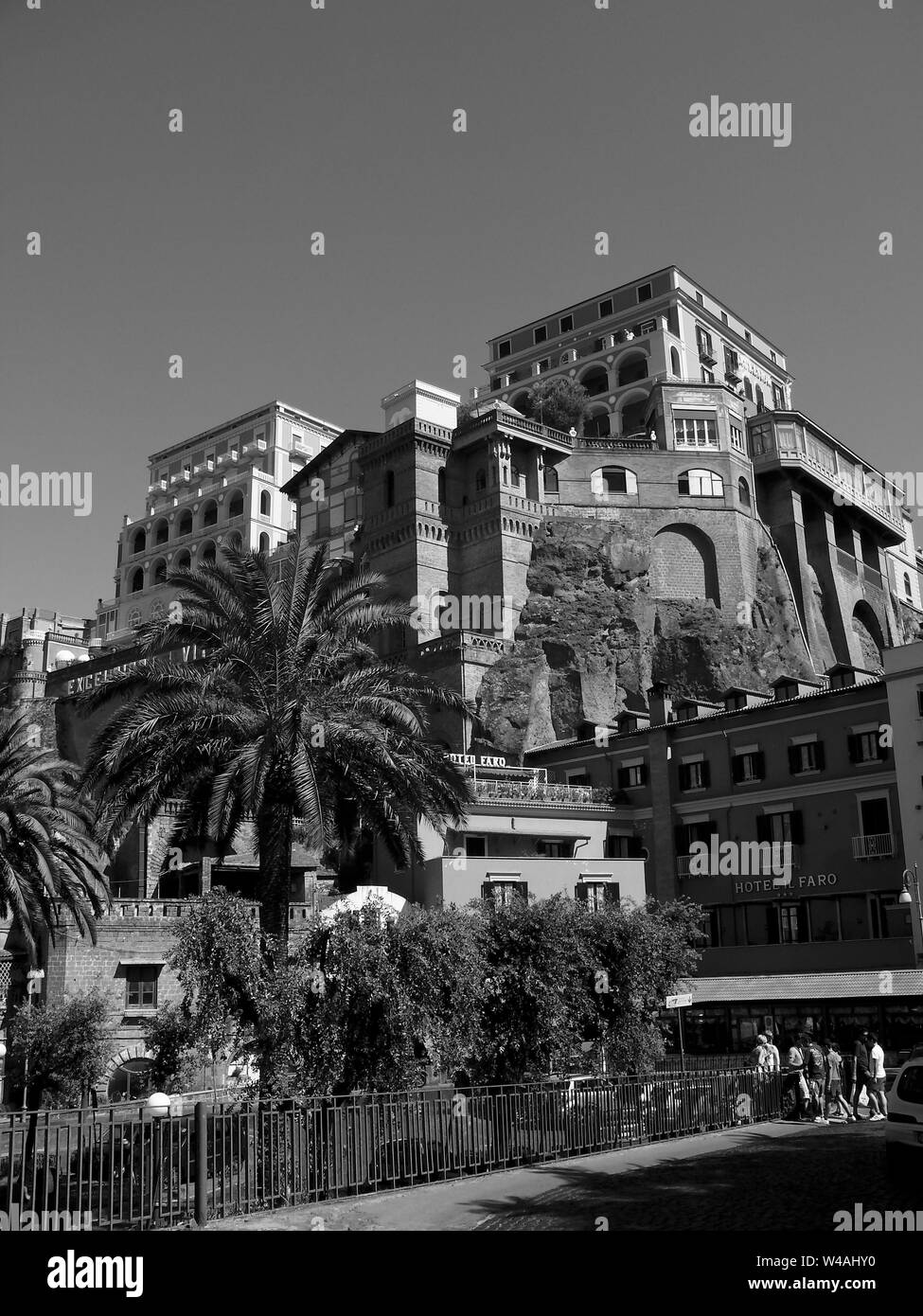 Schwarz-weiß Aufnahme des Gebäudes auf einem Hügel und Palmen Stockfoto