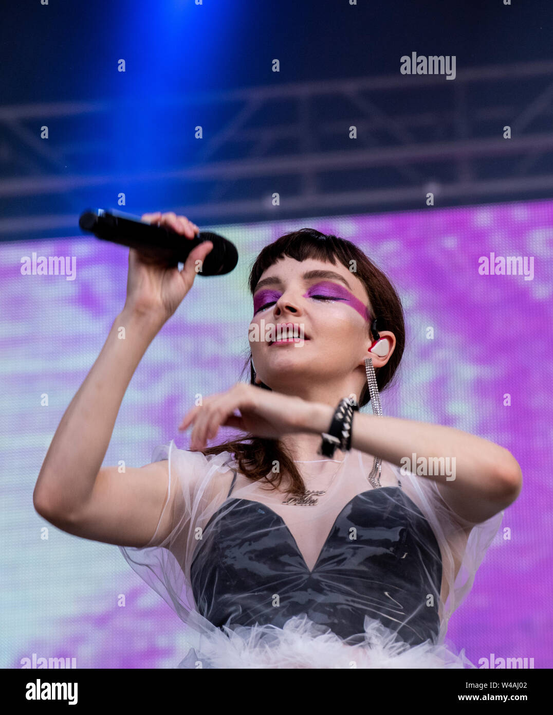 Lauren Mayberry, Sänger der Schottischen band Kirchen live bei Latitude Festival, henham Park, Suffolk, Großbritannien, 21. Juli 2019 Stockfoto