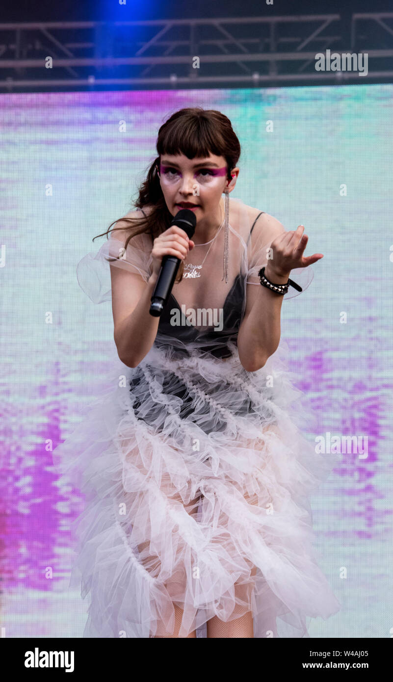 Lauren Mayberry, Sänger der Schottischen band Kirchen live bei Latitude Festival, henham Park, Suffolk, Großbritannien, 21. Juli 2019 Stockfoto
