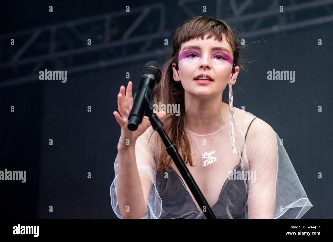 Lauren Mayberry, Sänger der Schottischen band Kirchen live bei Latitude Festival, henham Park, Suffolk, Großbritannien, 21. Juli 2019 Stockfoto