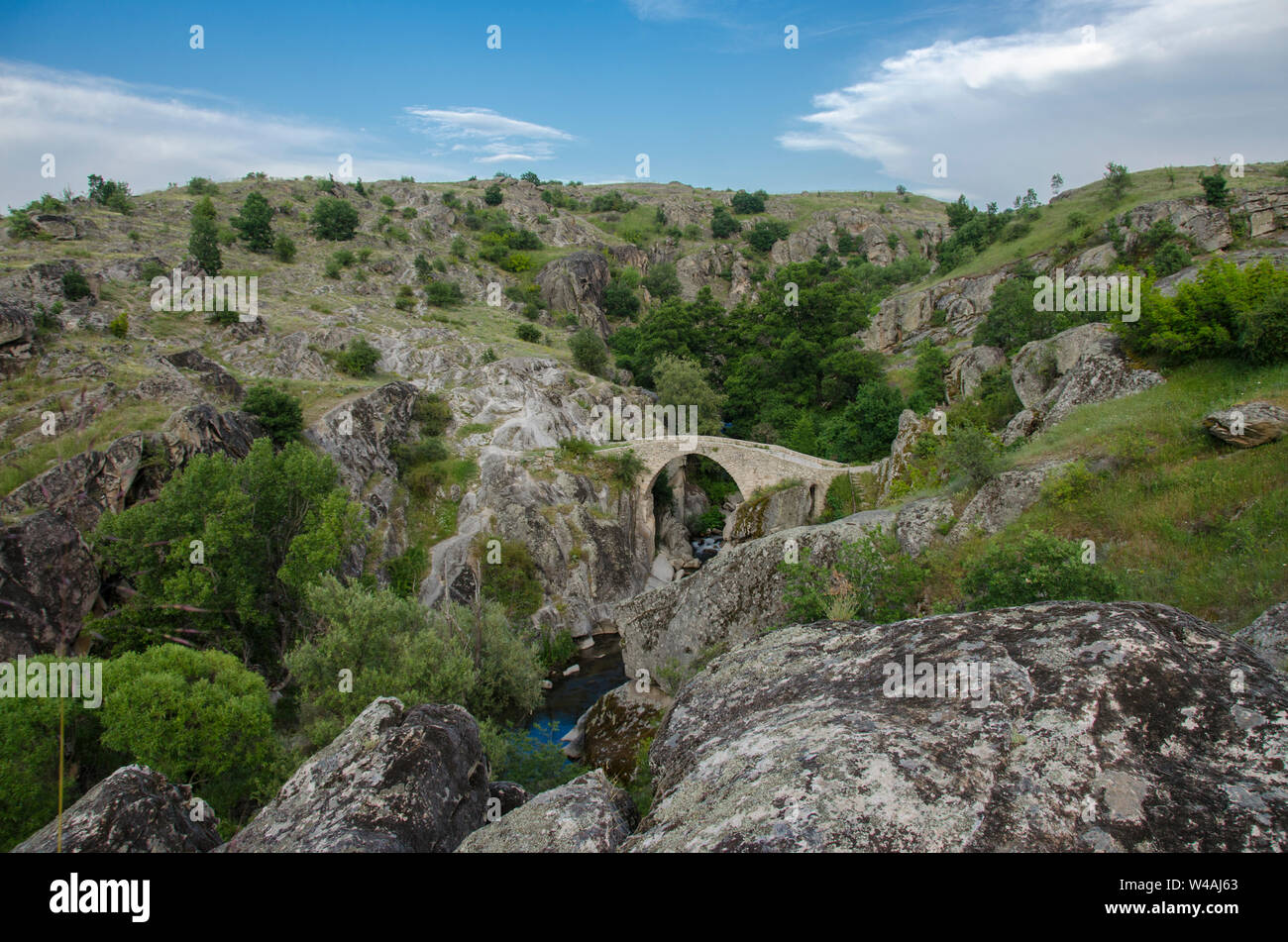 Steinerne Brücke - Berglandschaft - Mazedonien - Zovich Mariovo Region - Dorf - Panorama Stockfoto