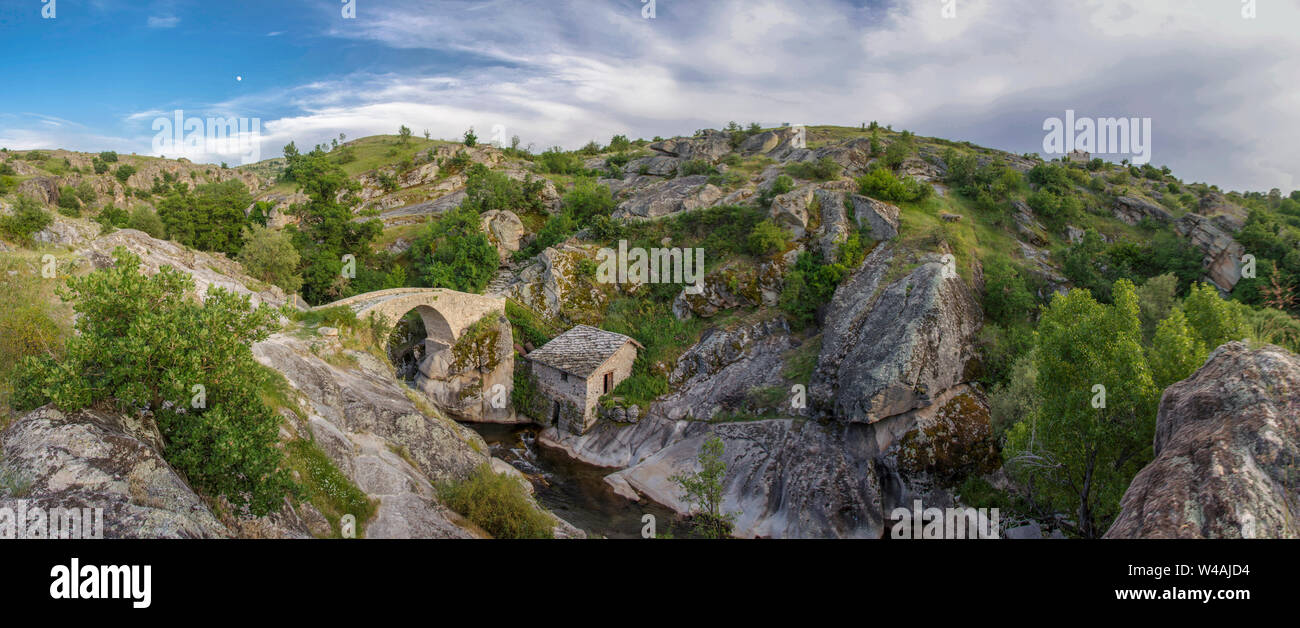 Mazedonien, Mariovo region, Zovich Dorf - Steinerne Brücke, Berglandschaft, Panoramaaussicht Stockfoto