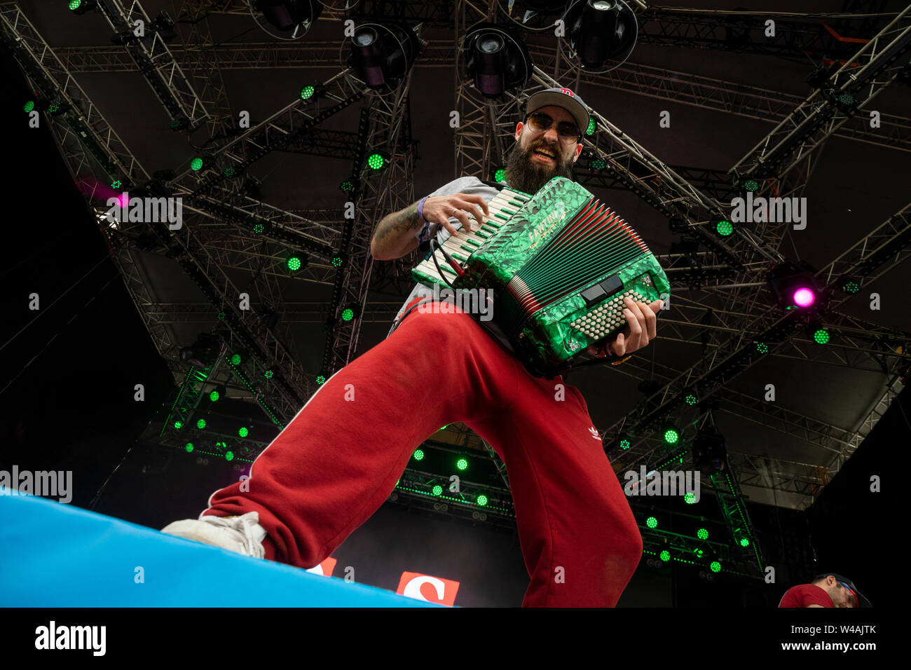 Region Tver, Russland. 19., Juli 2019 Punk Akkordeon spieler Rodion Lubenskiy der Musik der Gruppe 'Golos Omeriki" auf der Bühne des Festivals "Nashestvie2019' in Twer Region führt, Russland Stockfoto