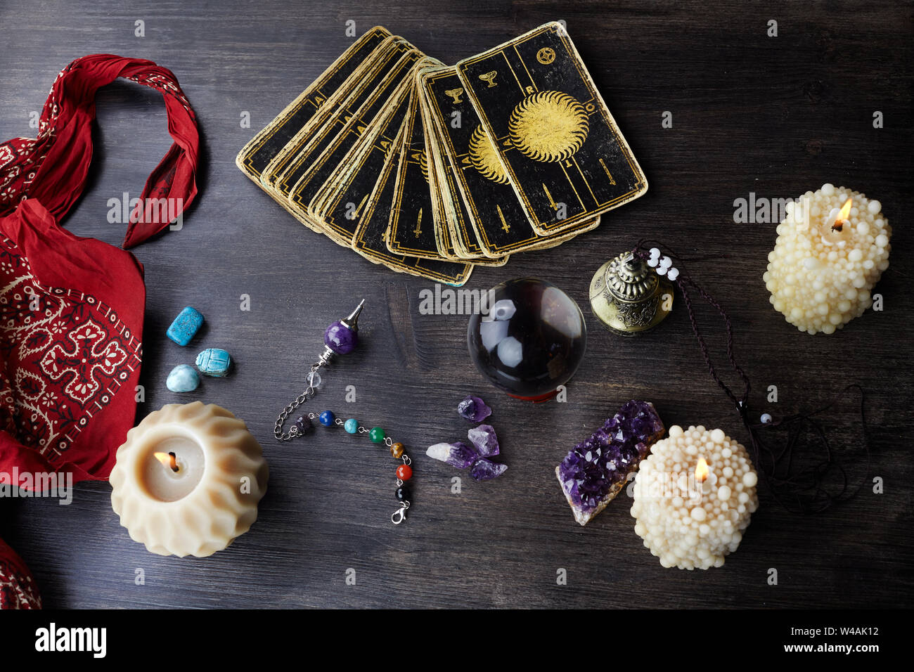 Immer noch leben mit dem Tarot Karten, magischen Steinen und Kerzen auf