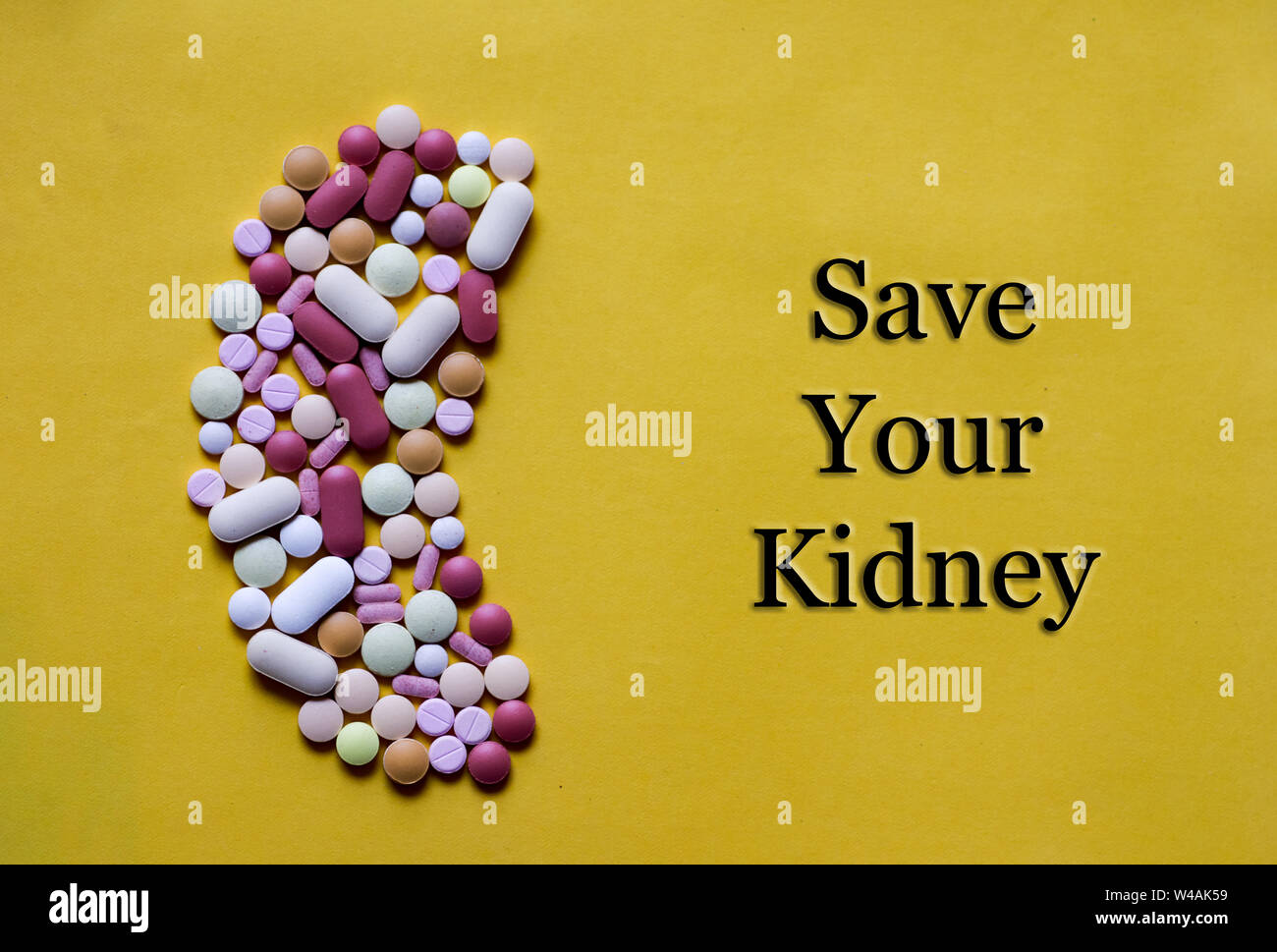 Medizin Pillen, Tabletten, Kapseln, in der Form der menschlichen Niere in gelber Hintergrund mit Platz für Text Stockfoto