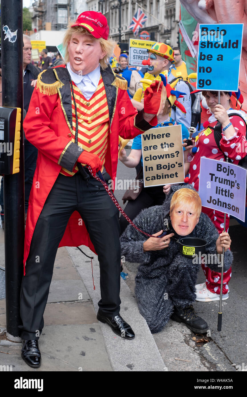 Menschen, die so tut, als Präsident Trump und Boris Johnson an der 'March für Änderung' anti-Brexit Demonstration in London, Großbritannien Stockfoto