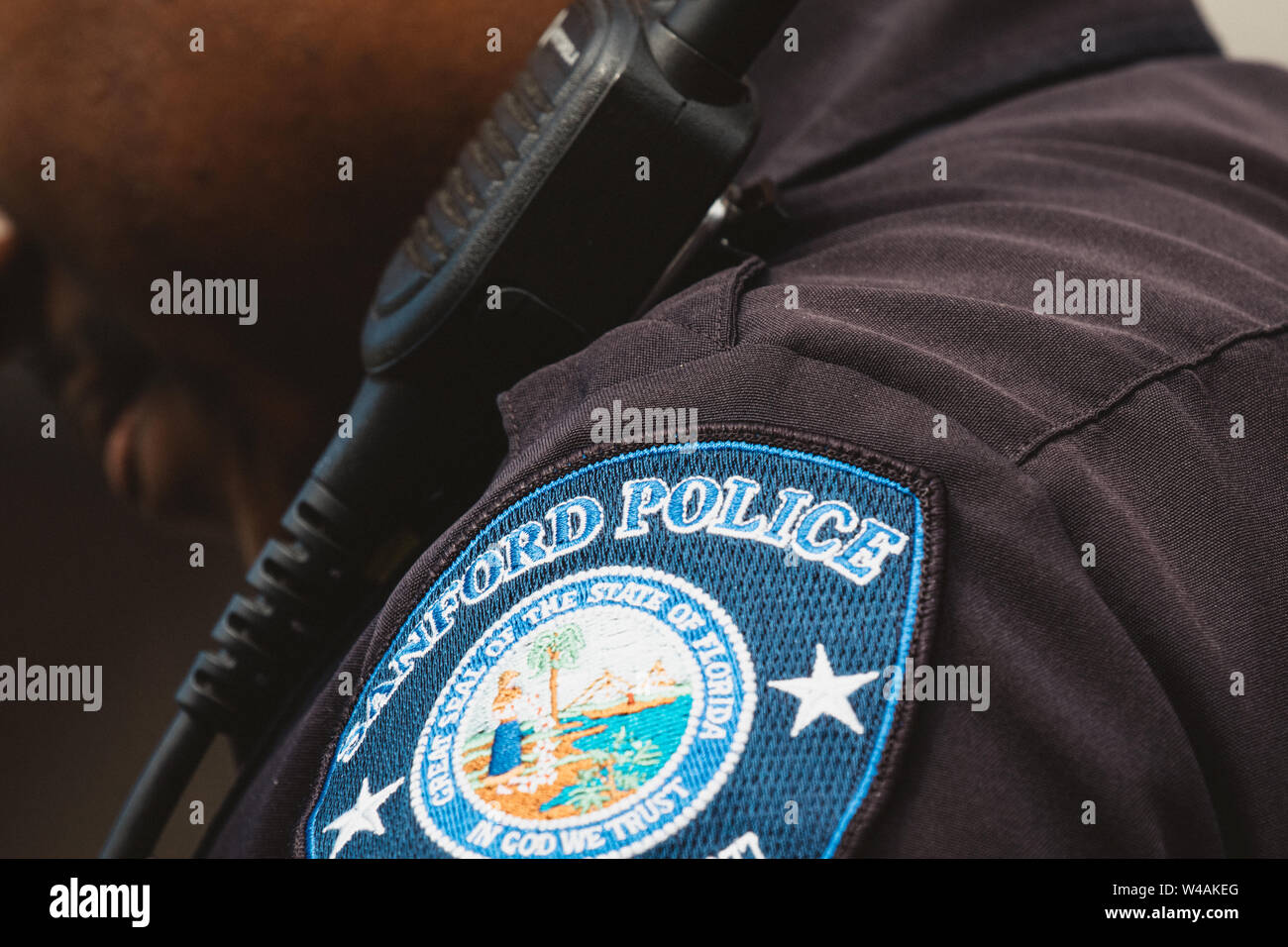 SANFORD, Florida - 20 Juli, 2019: Der Patch von Sanford Florida Polizisten Während auf Patrouille. extreme Close up. Stockfoto
