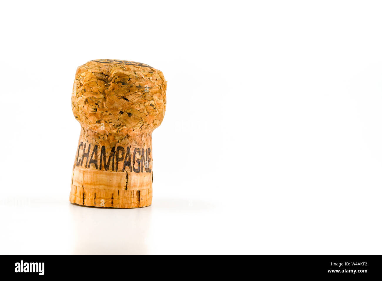 Nahaufnahme der Korken aus der Flasche Champagner positioniert mit Platz für das Kopieren von Links nach Rechts. Das Wort 'Champagne' hat auf der Seite der Co verbrannt worden Stockfoto