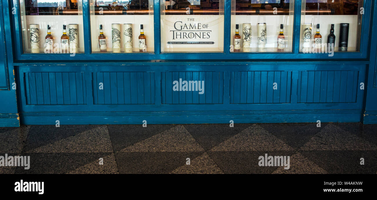 Helsinki, Vantaa/Finnland-21 Jul 2019: Spiel der Throne Thema Whisky trinken auf Anzeige Fenster von Talisker eingestellt. Stockfoto