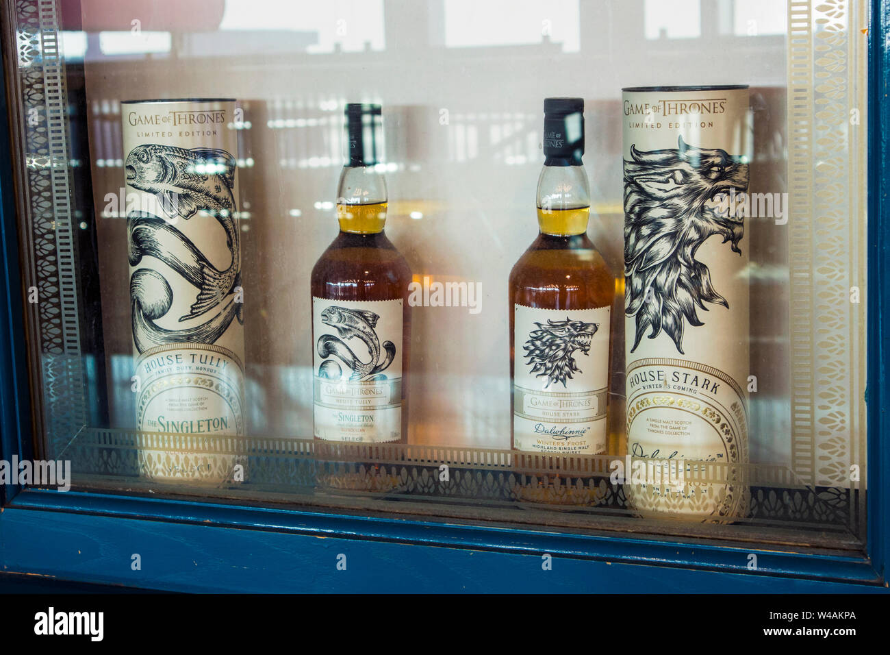 Helsinki, Vantaa/Finnland-21 Jul 2019: Spiel der Throne Thema Whisky trinken auf Anzeige Fenster von Talisker eingestellt. Stockfoto