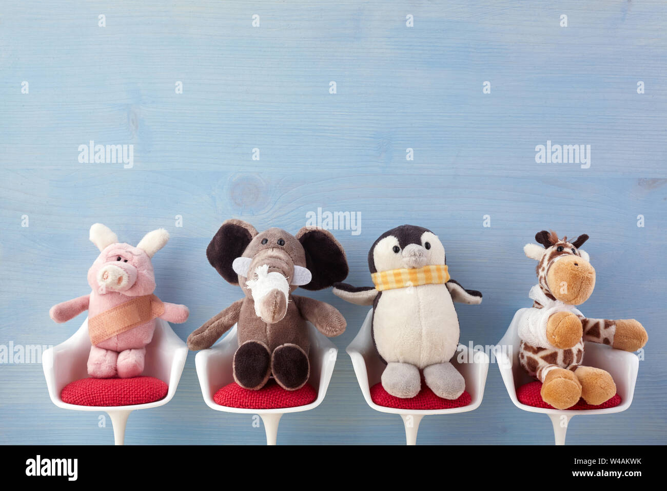 Kinderarzt. Spielzeug Tiere auf dem Stuhl im Krankenhaus.  Gesundheitszentrum für Kinder Stockfotografie - Alamy
