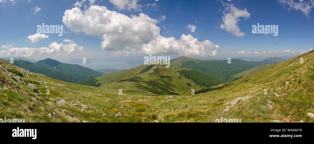 Mountain Panorama mit bewölktem Himmel - Pelister National Park, Mazedonien, Prespa See im Hintergrund Stockfoto