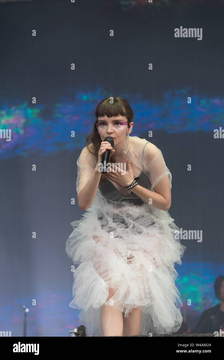 Suffolk, Großbritannien. Sonntag, 21 Juli, 2019. Lauren Mayberry von Chvrches auf der Bühne am Tag 3 der2019 Latitude Festival. Foto: Roger Garfield/Alamy leben Nachrichten Stockfoto