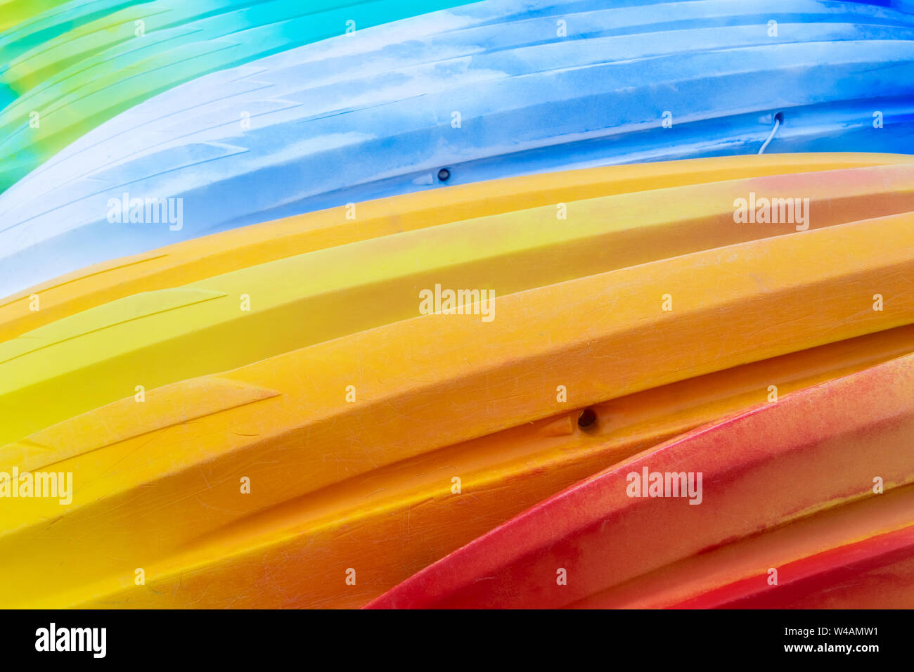 Schöne Schichten von Farben. Rot, Gelb, Blau und Grün. Bunte Kajaks. Abstrakte Farbe Tapete, Hintergrund- oder Hintergrund. Stockfoto